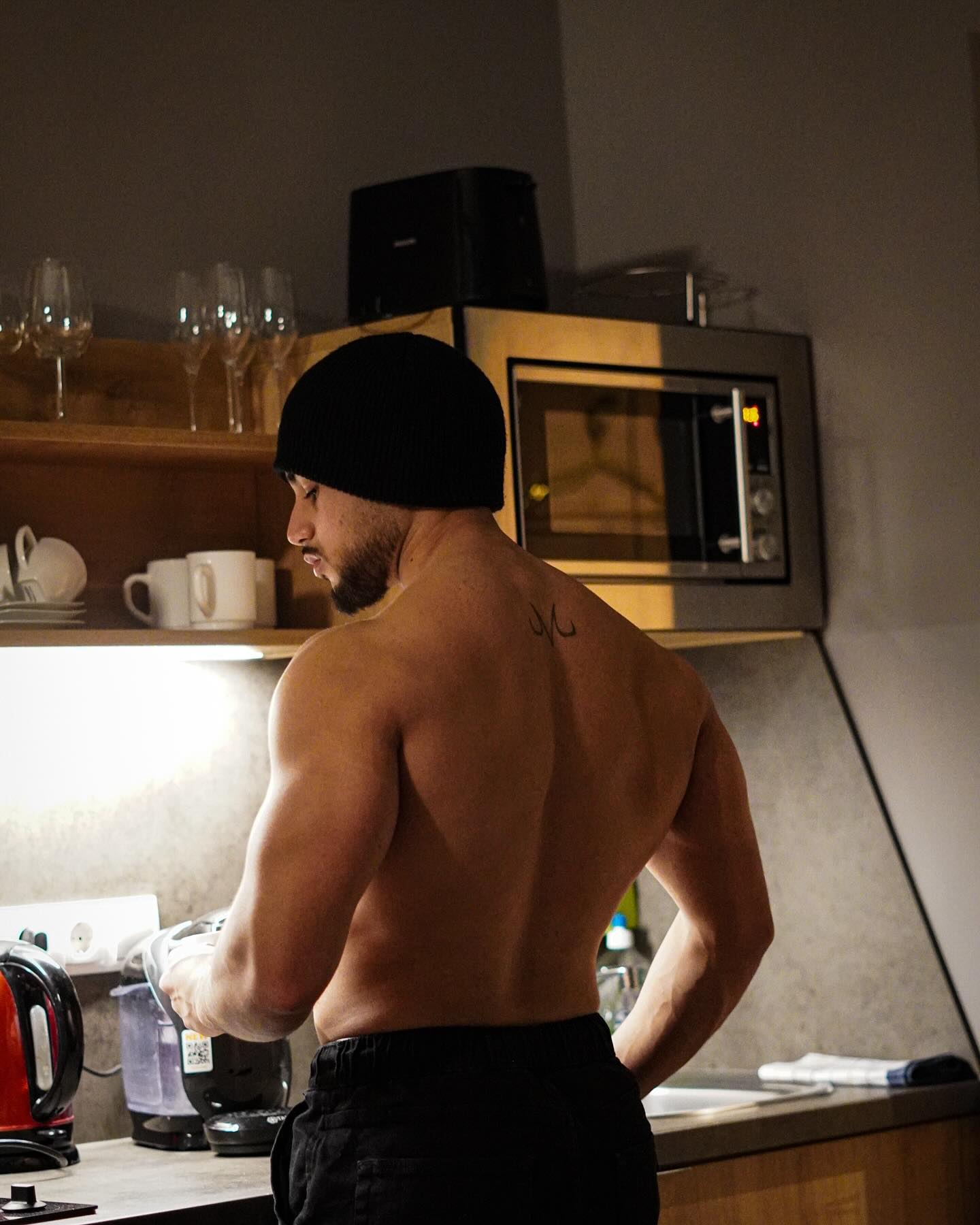 Tarik preparando su comida
